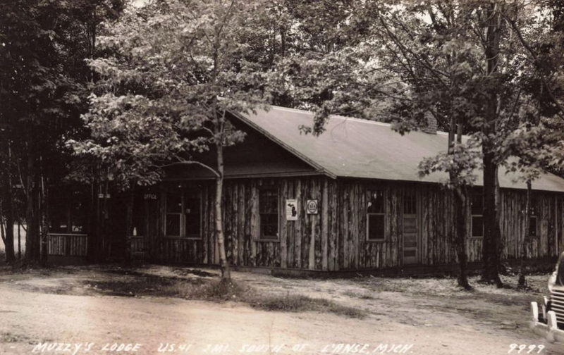 Muzzys Lodge (Muzzys Airport) - Vintage Postcard (newer photo)